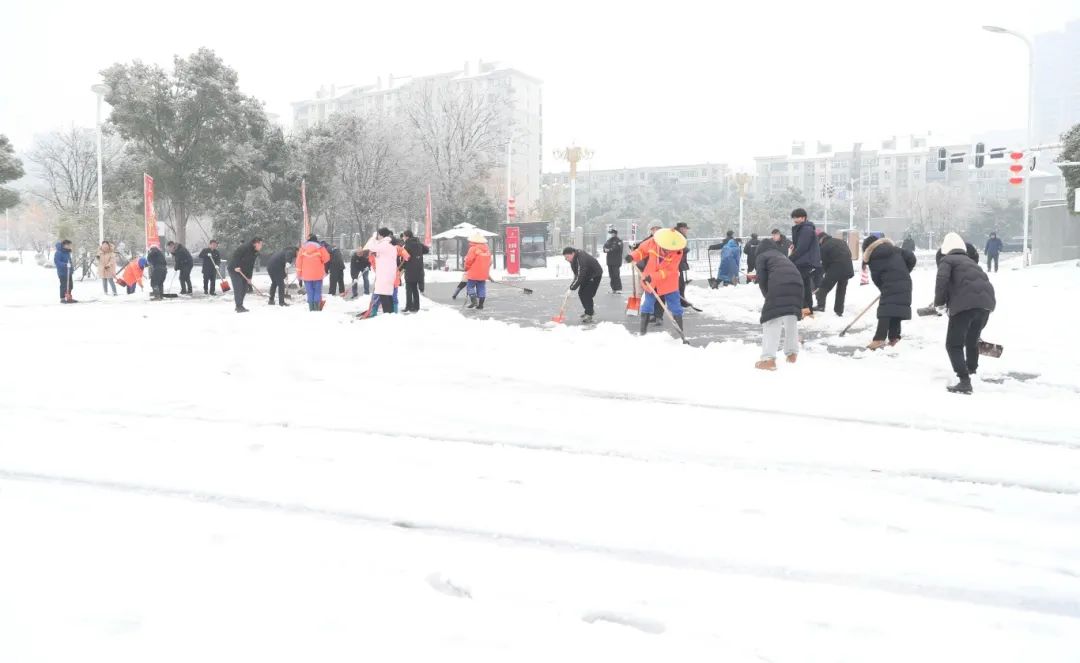 掃雪除冰保安全，平平安安過(guò)大年