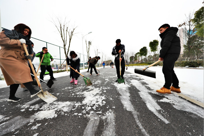 一場(chǎng)雪，體育中心美得不要不要的</br>但最美的風(fēng)景還是他們(圖14)