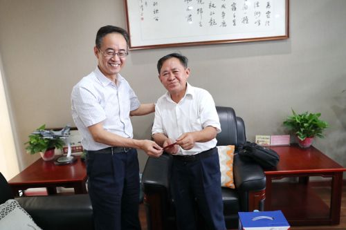 武漢體育中心開展退休老黨員“不忘初心、牢記使命”專題調(diào)研和慰問工作